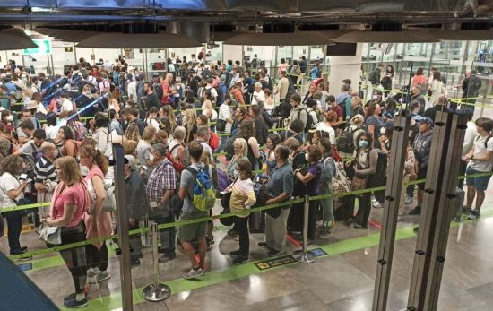 Caos En Los Controles De Pasaportes De Los Aeropuertos Españoles: Qué ...