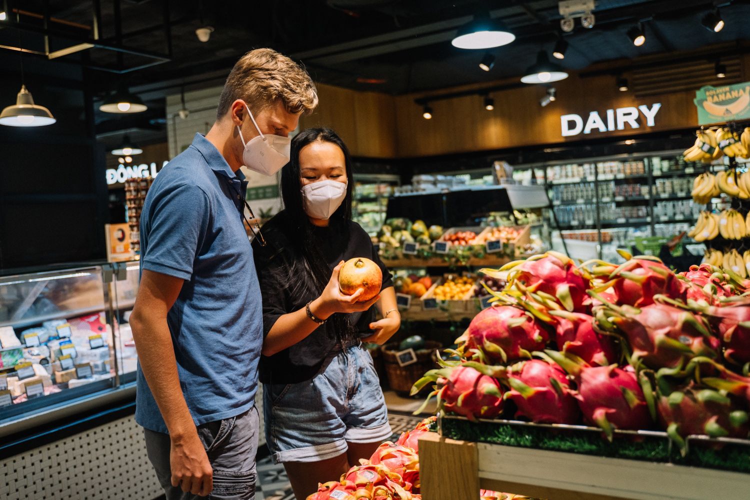 Dos personas compran alimentos frescos en un supermercado / PEXELS