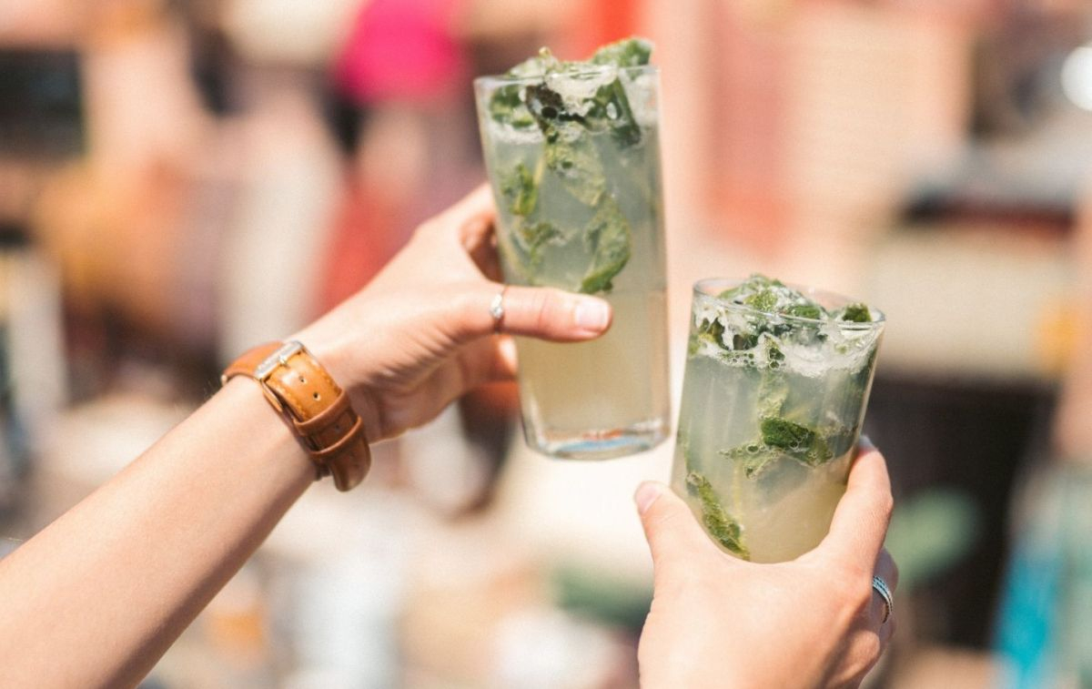 Dos personas brindan con un mojito / PEXELS