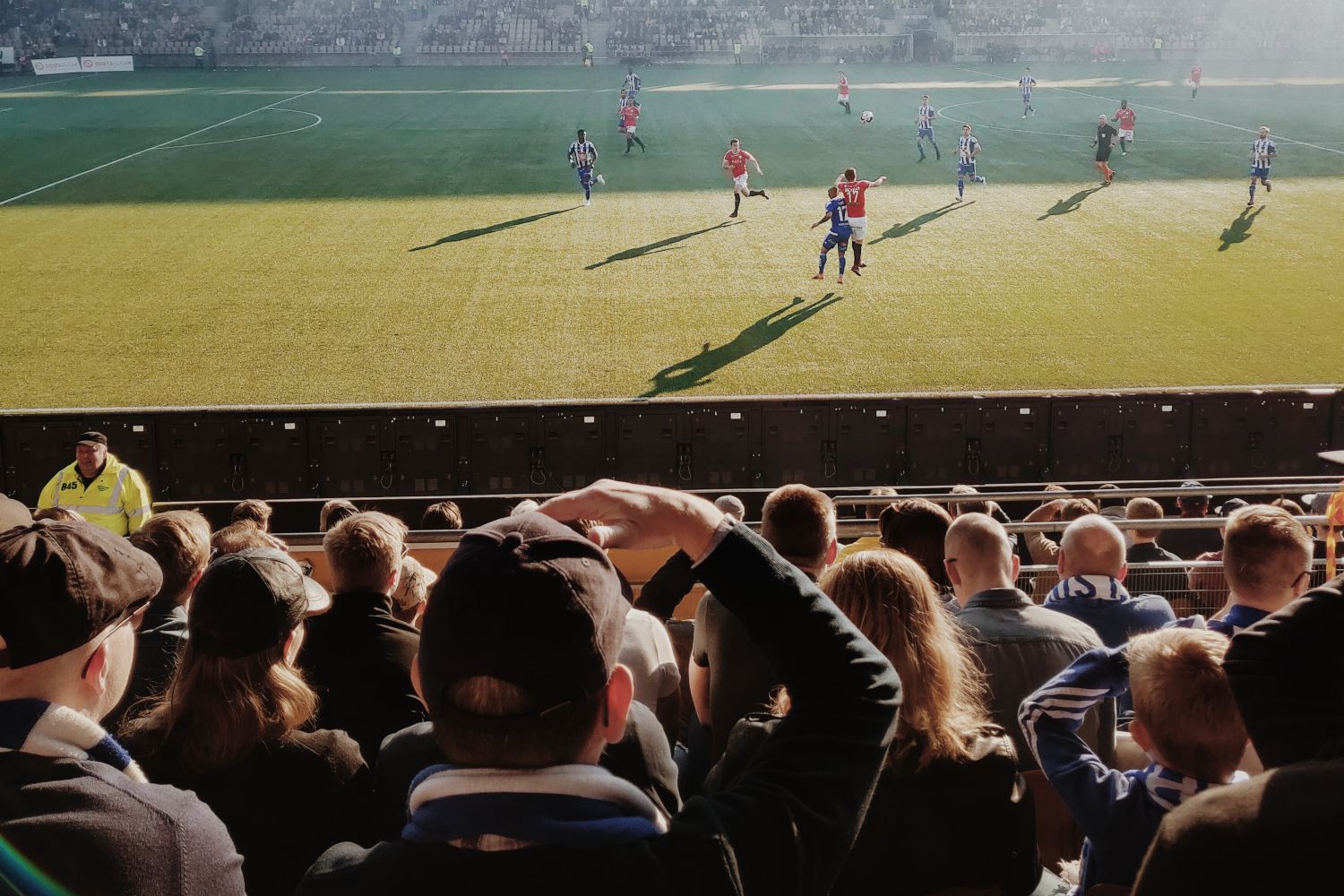 Varios aficionados de un club con abonos durante un partido de su equipo / UNSPLASH