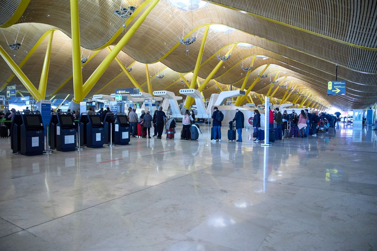 Varios pasajeros hacen cola en el aeropuerto Adolfo Suárez, Madrid-Barajas / EP