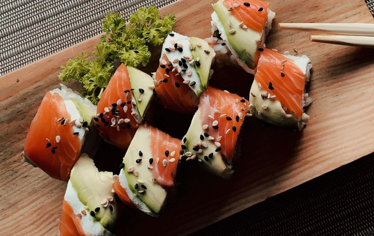 Varias piezas de sushi con salmón / UNSPLASH