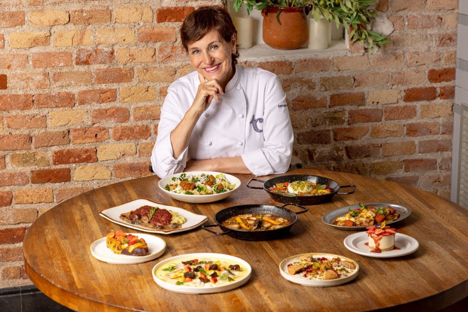 La chef Teresa Carles junto a algunos de los nuevos platos de su restaurante / CG