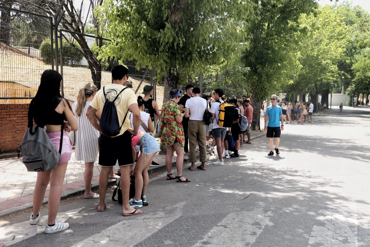 Varias personas hacen cola para acceder a la piscina municipal de Casa de Campo