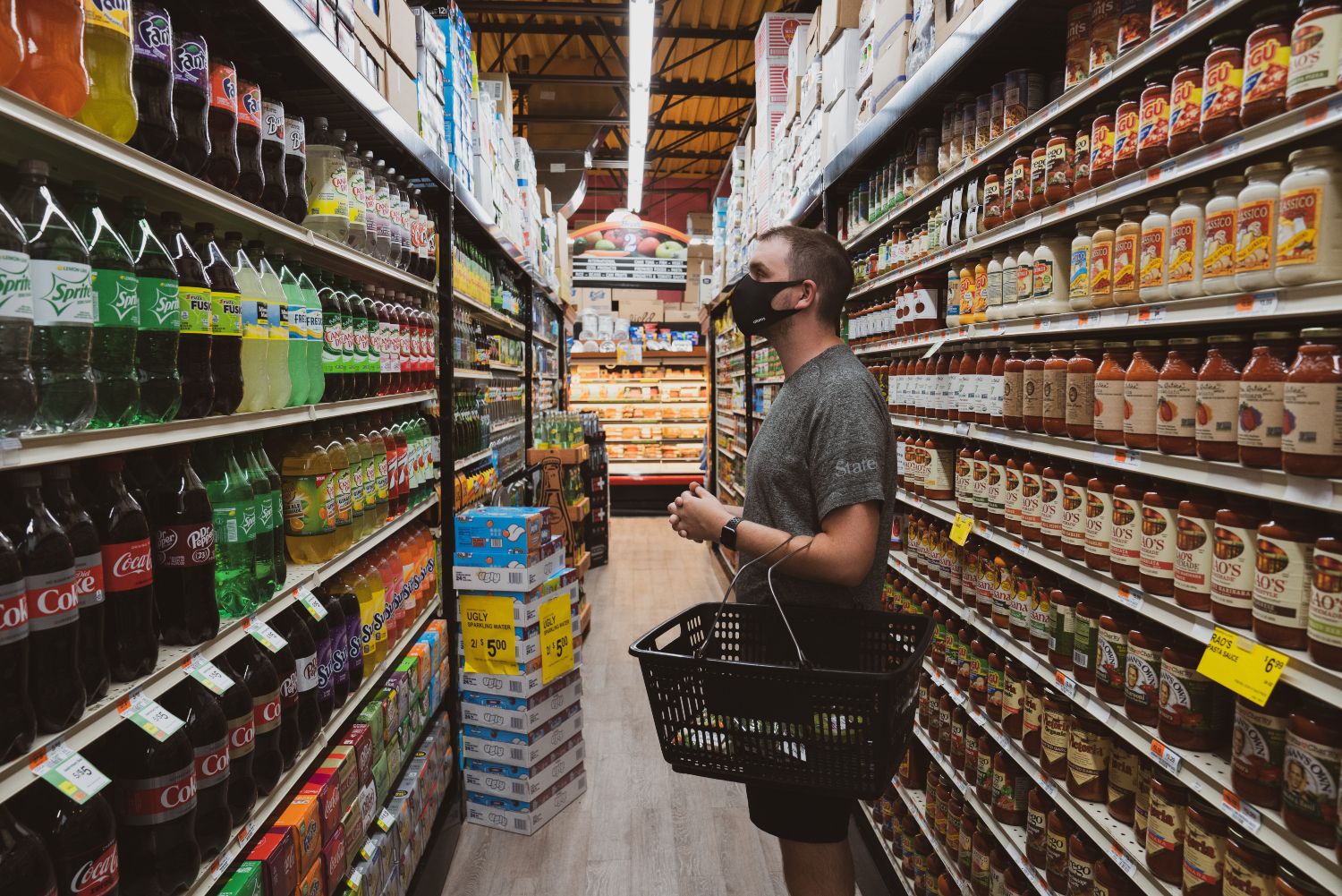 Una persona busca promociones en el supermercado / UNSPLASH