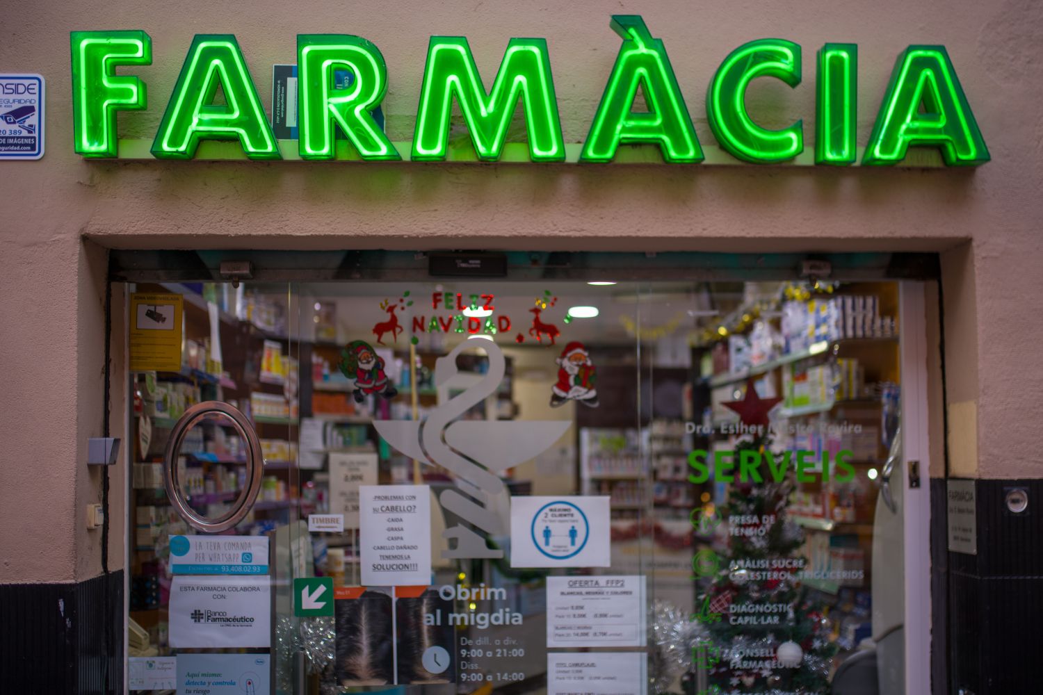 Una farmacia donde las ventas de geles hidroalcohólicos se disparan ante la ola de contagios / EUROPA PRESS - LORENA SOPENA