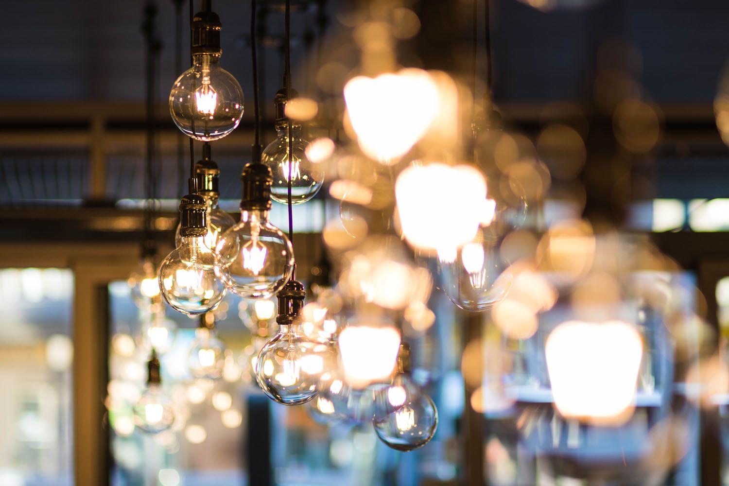 Un restaurante con todas las bombillas encendidas pese al alto precio de la luz / PEXELS