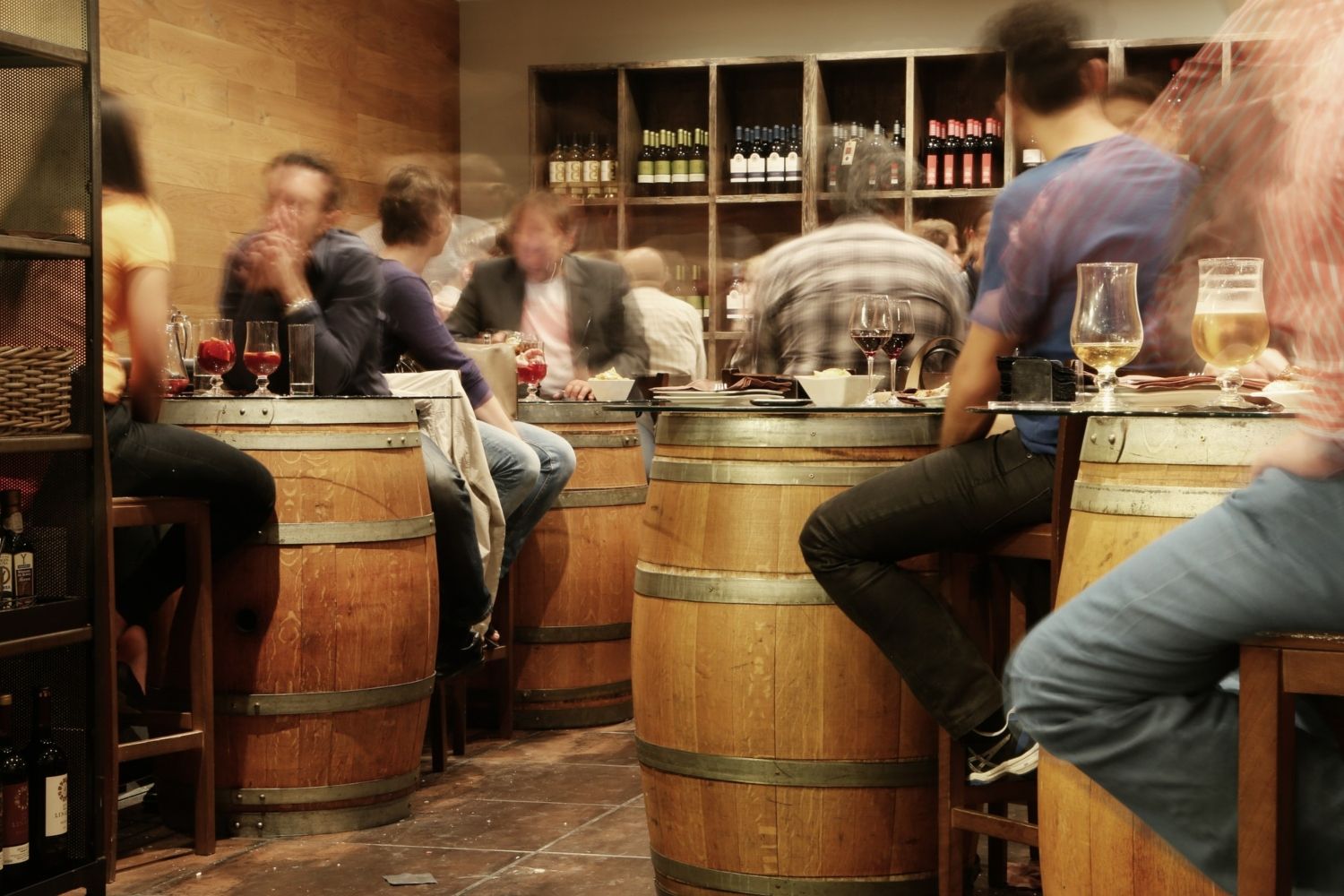 Varias personas pidiendo menú del día en un bar de España / PIXABAY