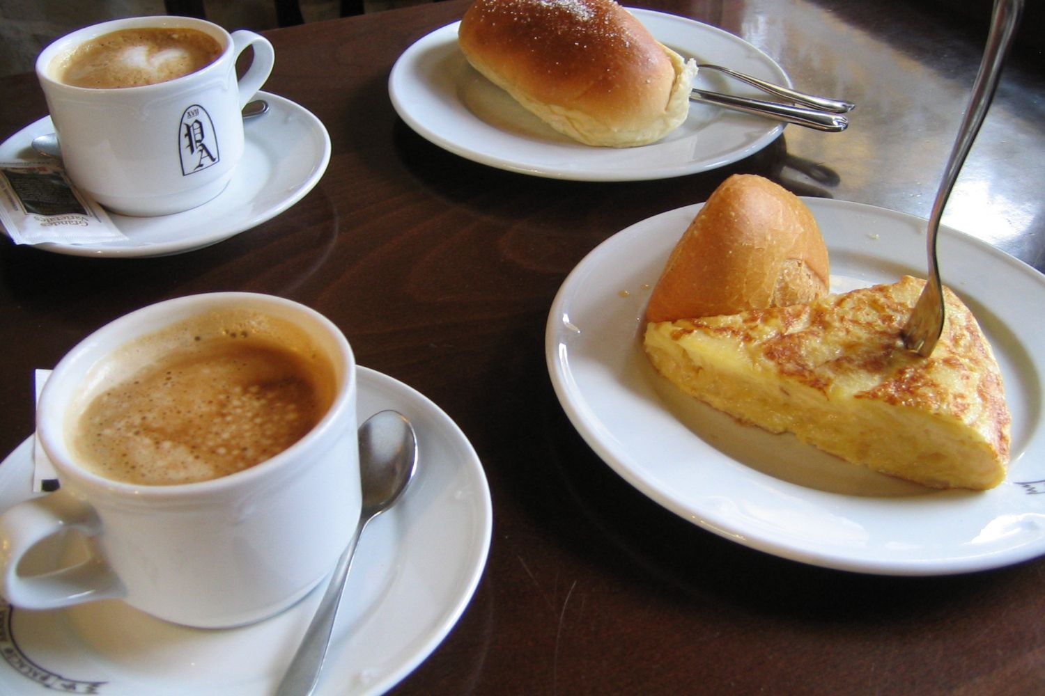 Un desayuno con pincho de tortilla en un local de Madrid / FLICKR