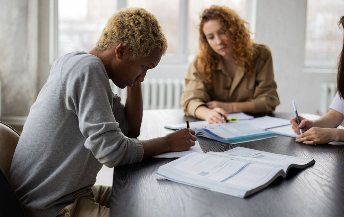 Un joven toma unas notas / PEXELS