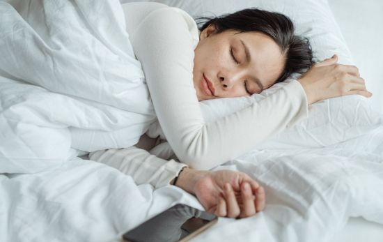 Una mujer que prefiere dormir pronto/ PEXELS