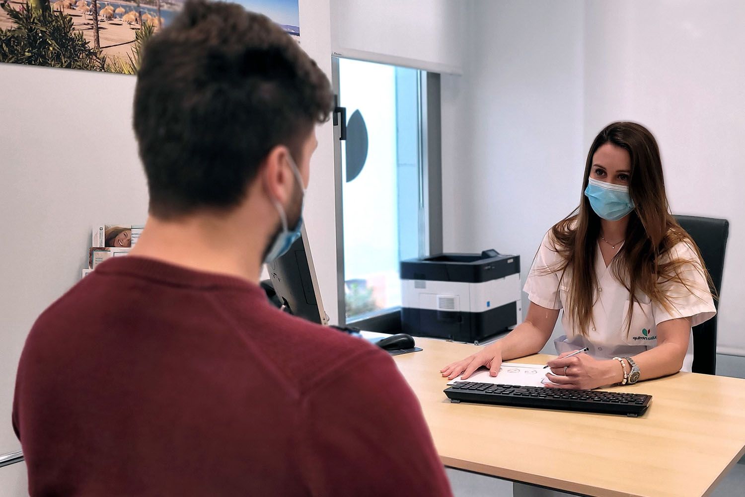 Una doctora atiende a un paciente para informarle sobre las revisiones y vacunas necesarias antes de viajar al extranjero / EP