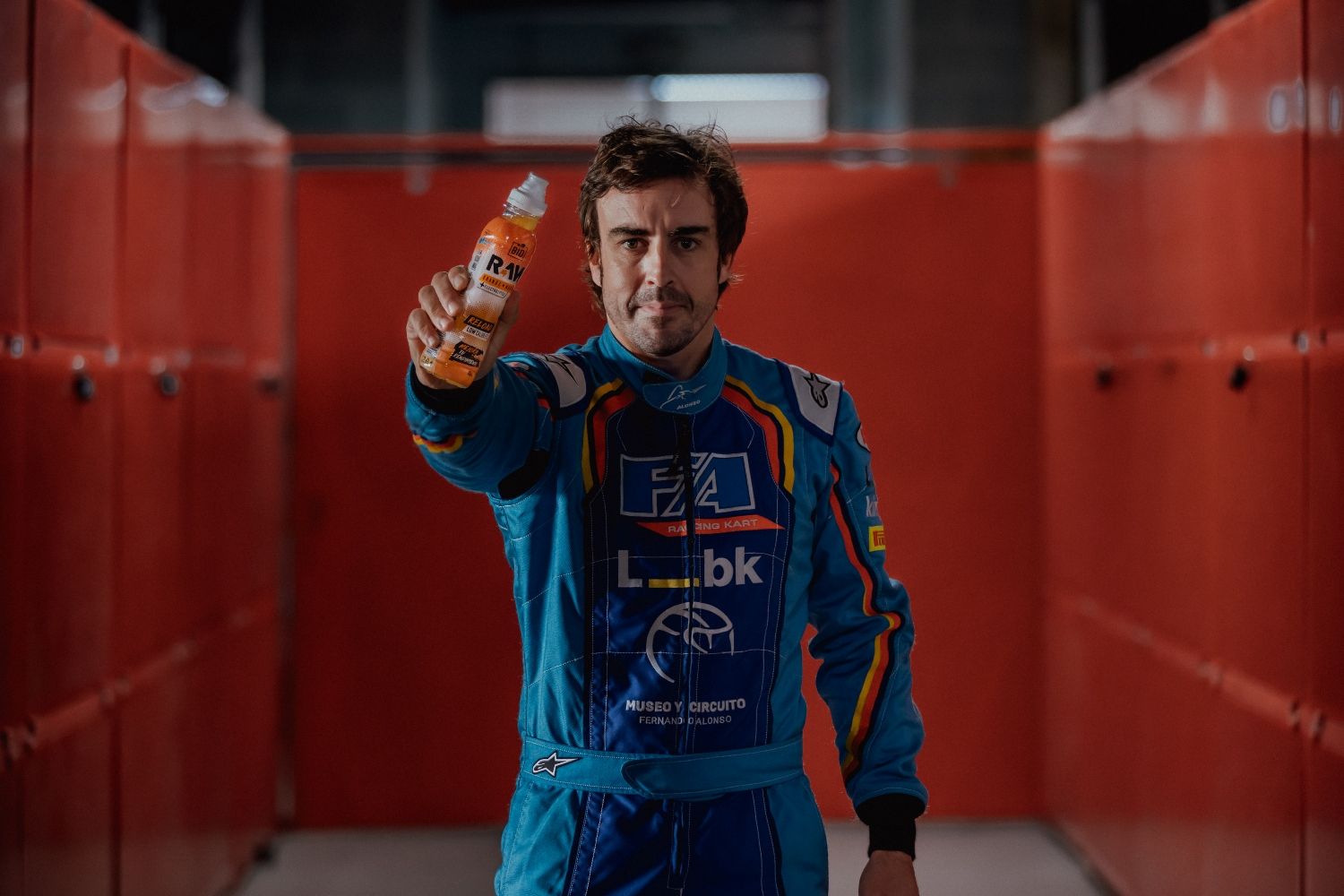 Fernando Alonso junto a su bebida isotónica / RAW