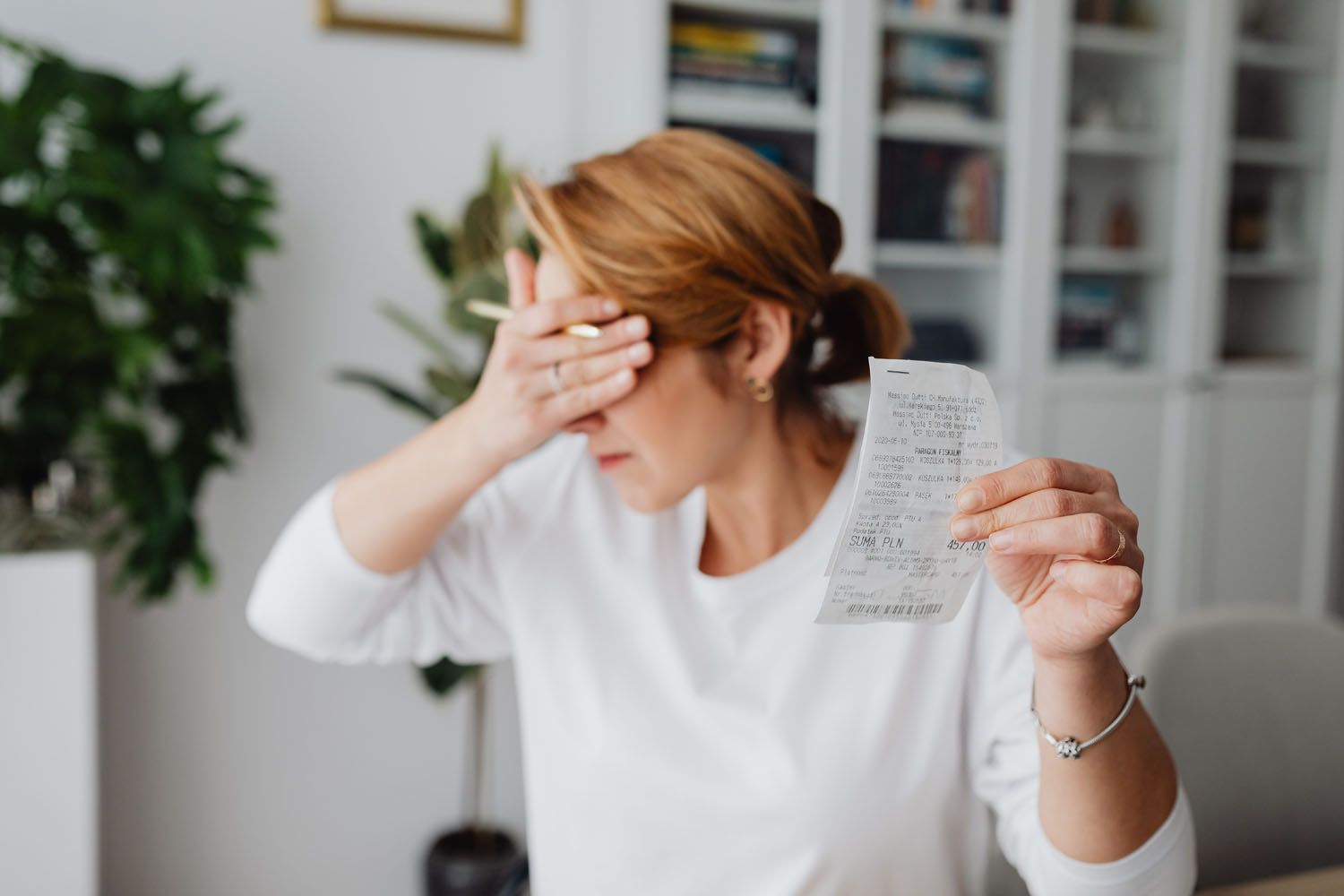 Una mujer horrorizada al ver el precio de la luz / PEXELS