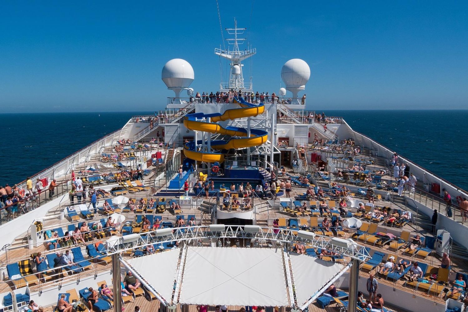 Un crucero surcando el mar en plenas vacaciones de verano / PIXABAY