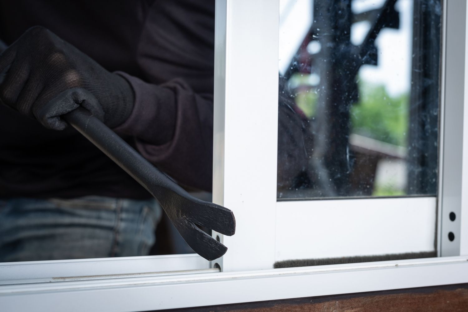 Un ladrón entra en una casa / FREEPIK