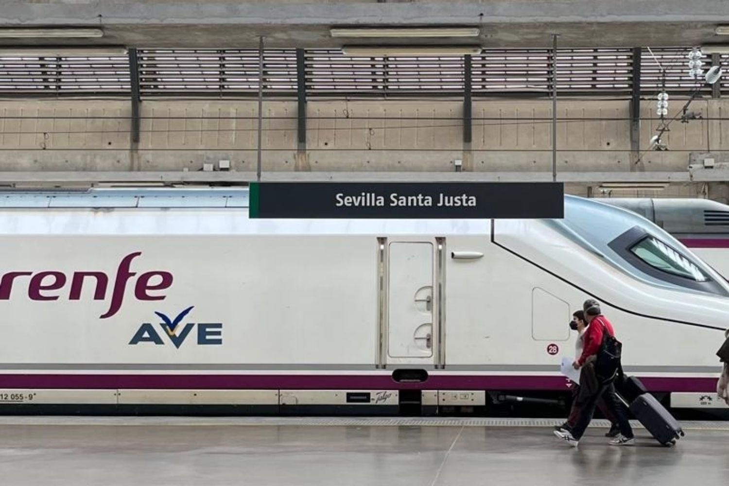 Un tren AVE de Renfe en Sevilla / EP