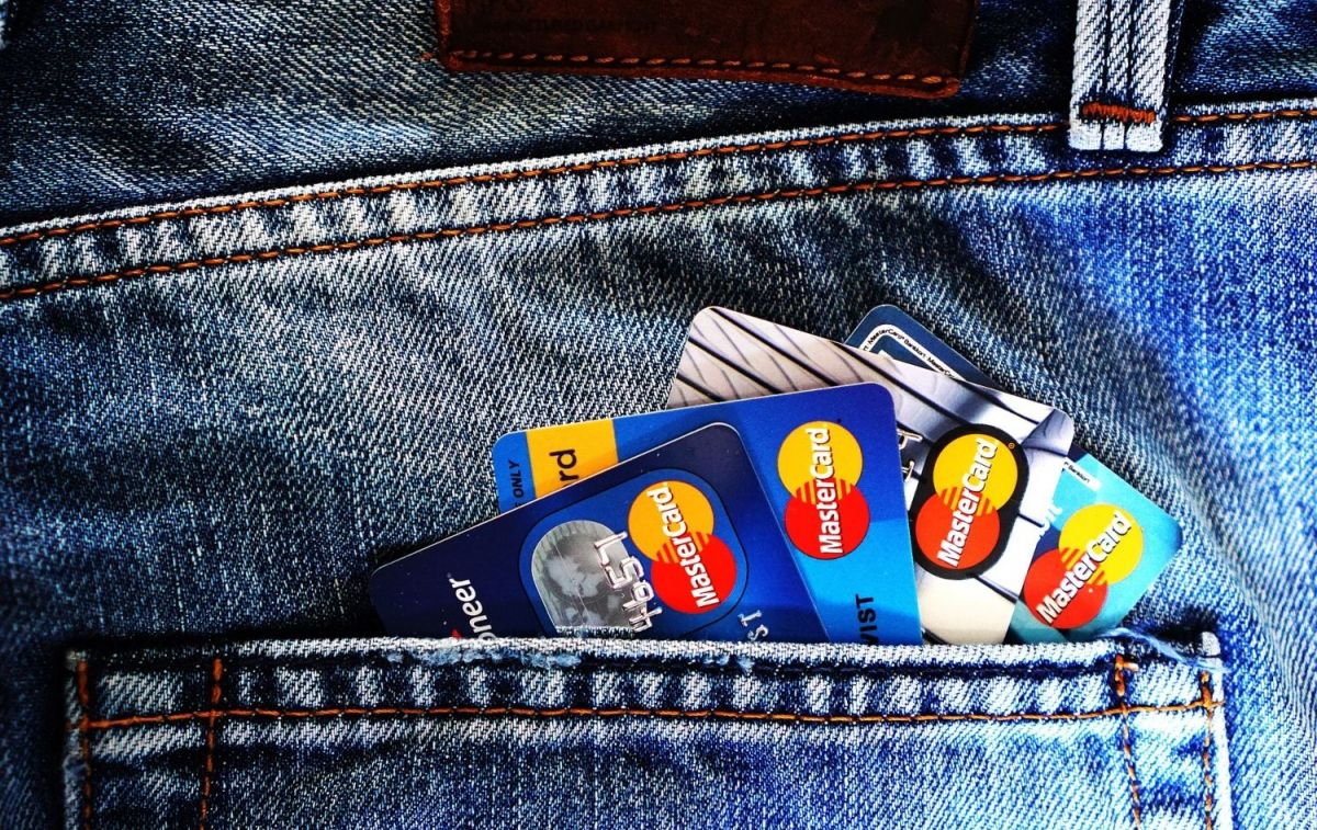 Un pantalón con varias tarjetas del banco en el bolsillo / PIXABAY