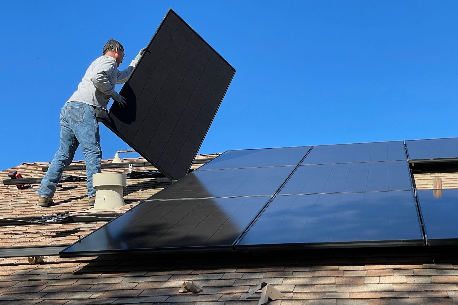 Una persona instala placas solares para el autoconsumo eléctrico / UNSPLASH