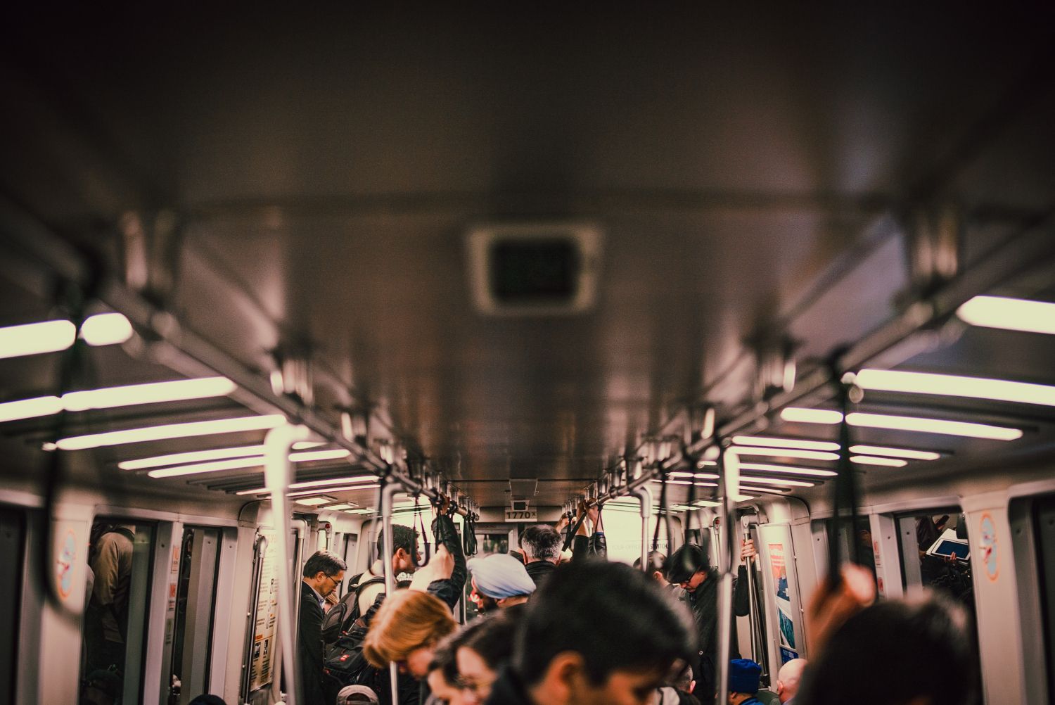 Varias personas en el metro, que deberá estar a 27 grados en verano para contribuir al ahorro energético / UNSPLASH