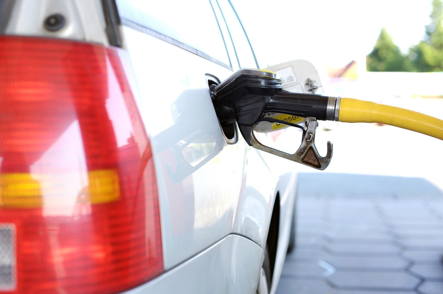 Una de las mangueras de la gasolinera llena el depósito de gasolina de un coche / PIXABAY