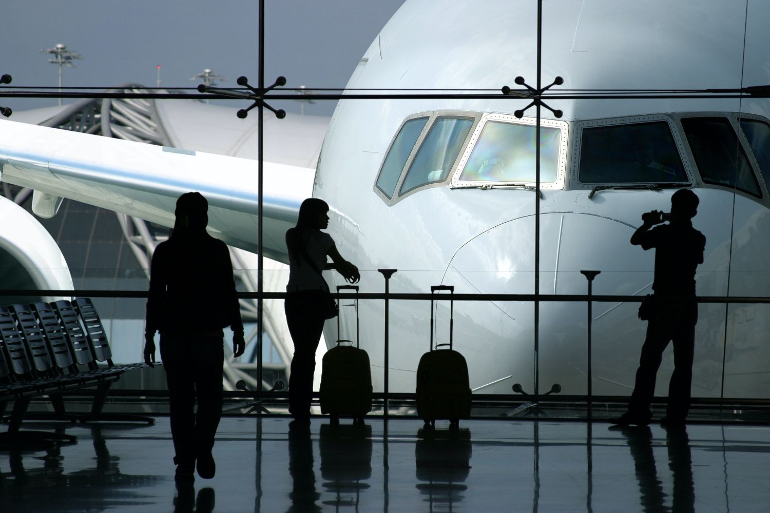 Varias personas en un aeropuerto afectadas por una huelga / UNSPLASH