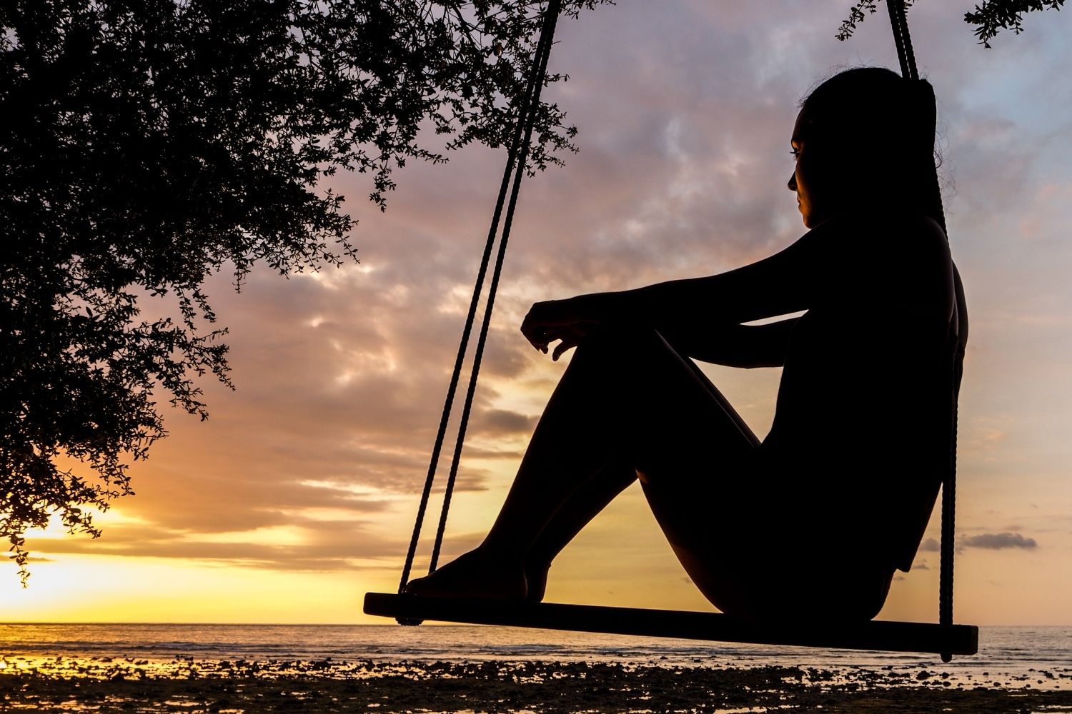 Una chica en uno de los talleres de un retiro vacacional / PEXELS