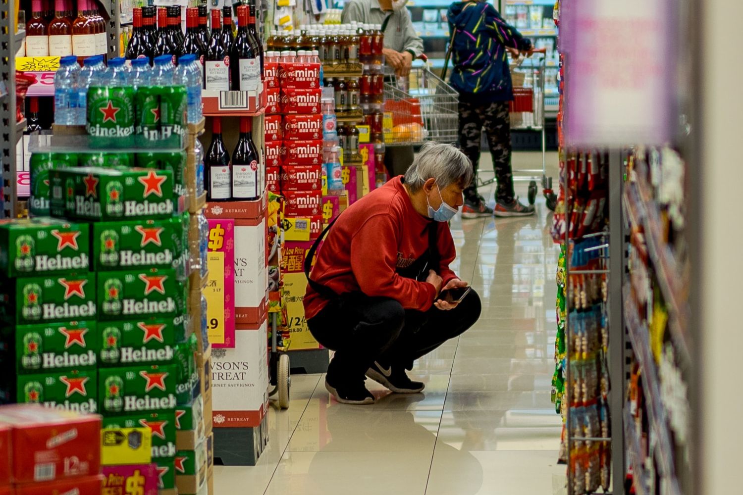 Un consumidor consulta los precios de un supermercado marcados por la subida del IPC / UNSPLASH