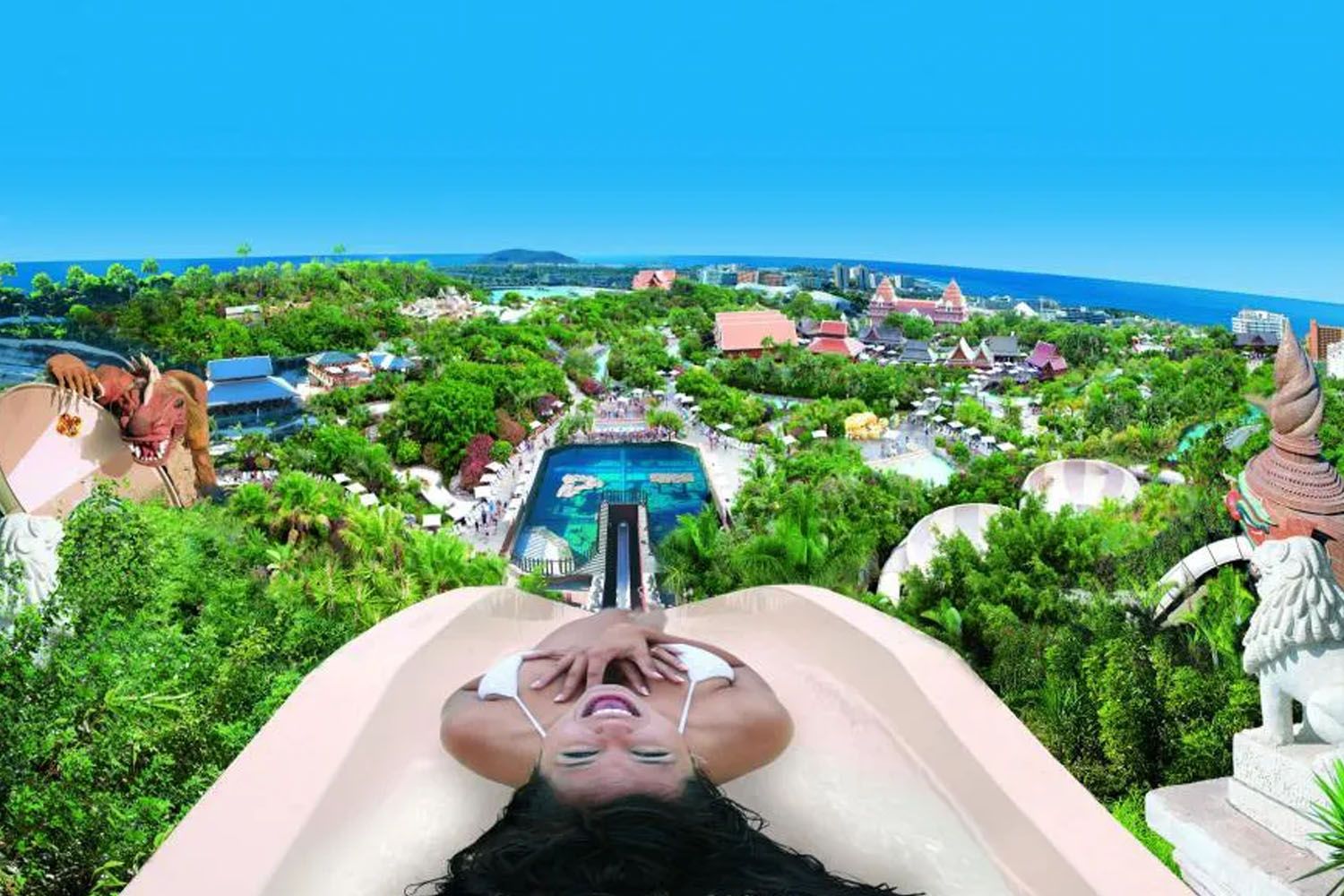 Una chica antes de deslizarse por un tobogán del parque acuático Siam Park, donde se producen largas colas / SIAMPARK