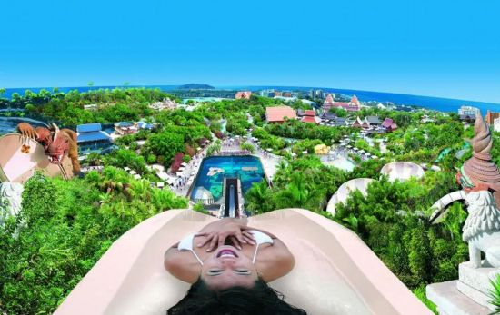 Una chica antes de deslizarse por un tobogán del parque acuático Siam Park, donde se producen largas colas / SIAMPARK