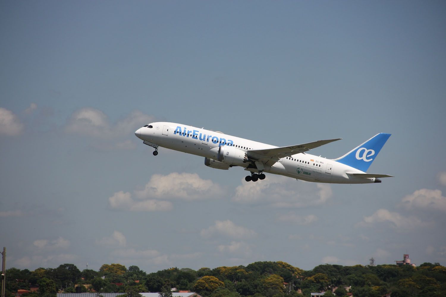 Un avión de Air Europa justo después de despegar PEXELS