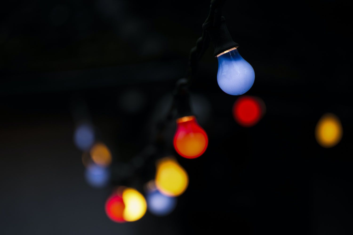 Bombillas de colores encendidas cuando el precio de la luz es más barato / PEXELS