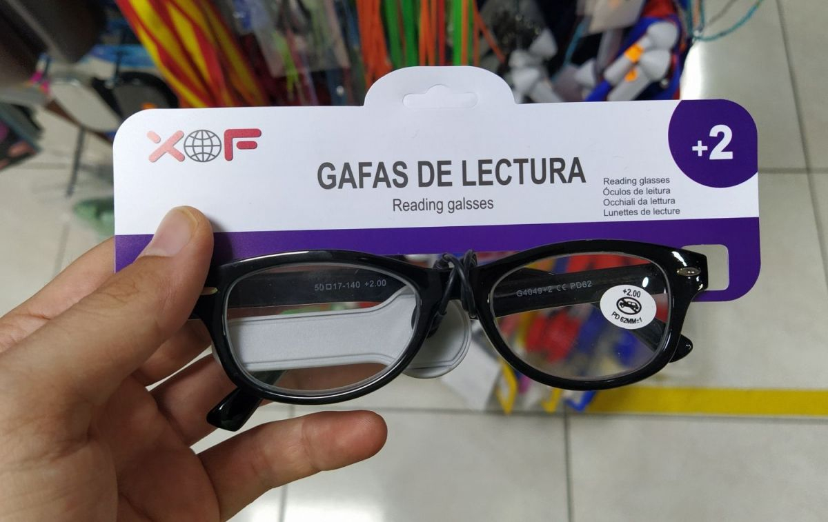 Las gafas de lectura que puedes encontrar en farmacias y bazares