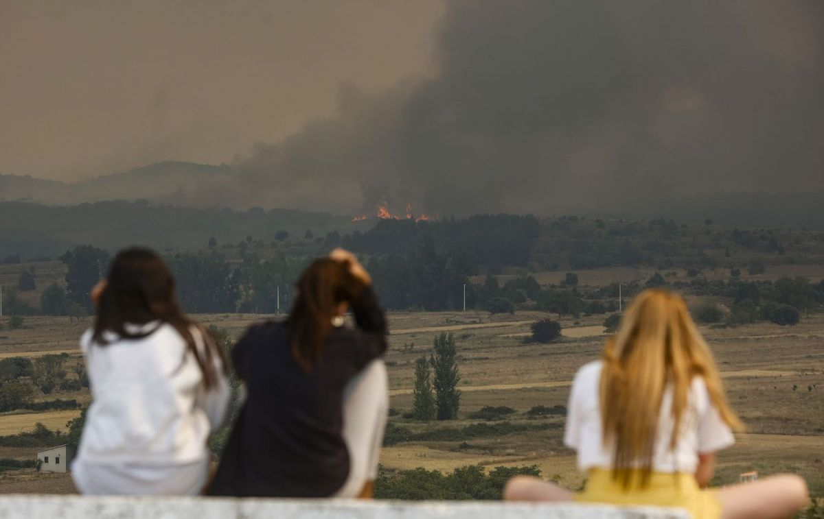 Varias personas observan las llamas y el humo del incendio en Bejís (Castellón) / EP