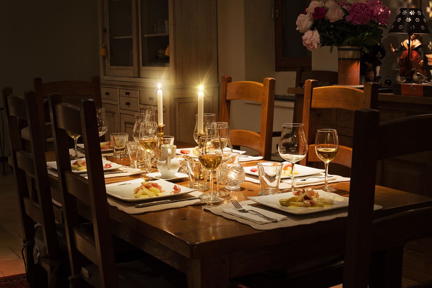 Una mesa iluminada con velas para evitar el alto precio de la luz / PEXELS