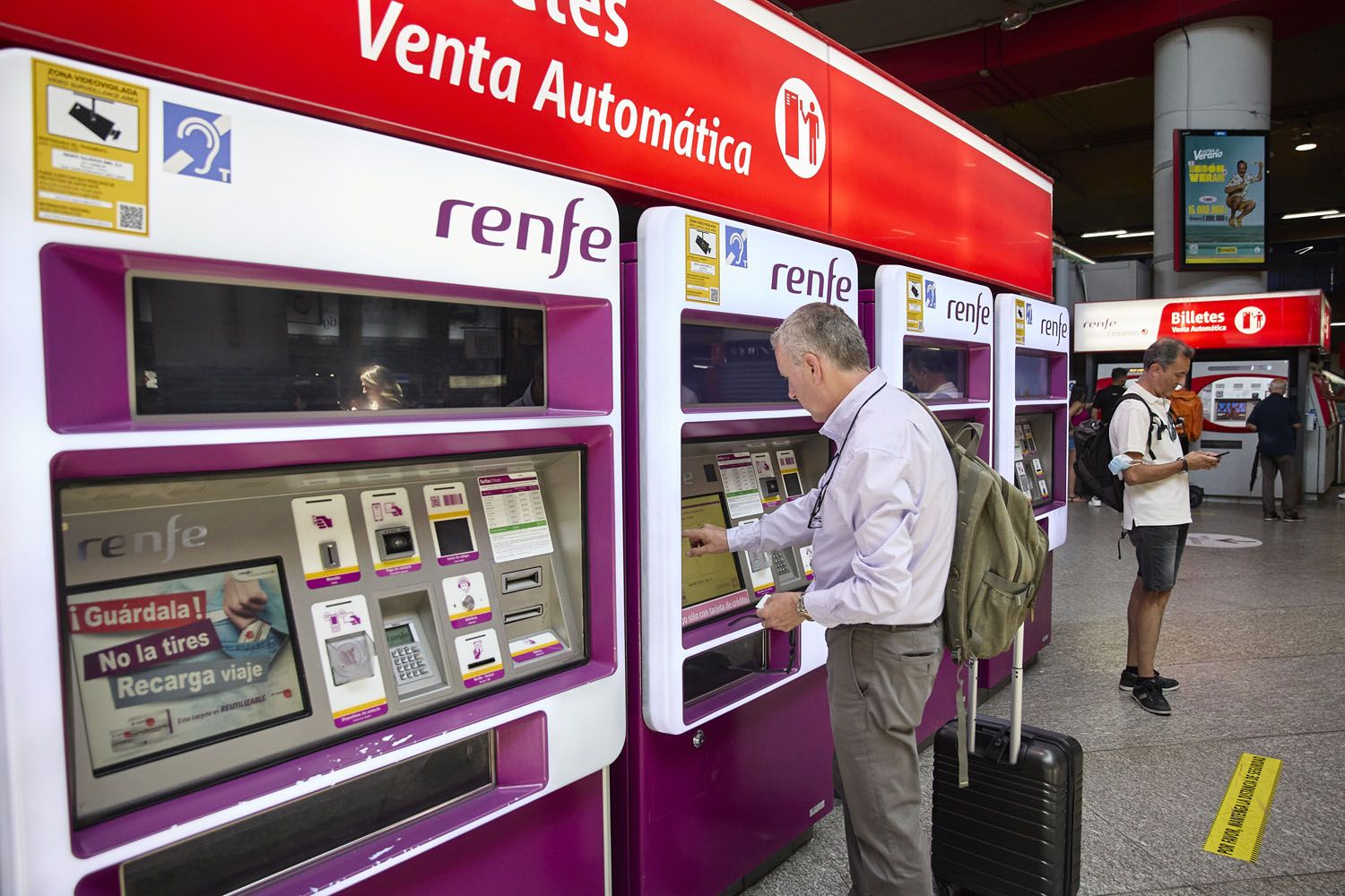 Una persona en una de las máquinas de venta de billetes para coger uno de los trenes de Cercanías / EP