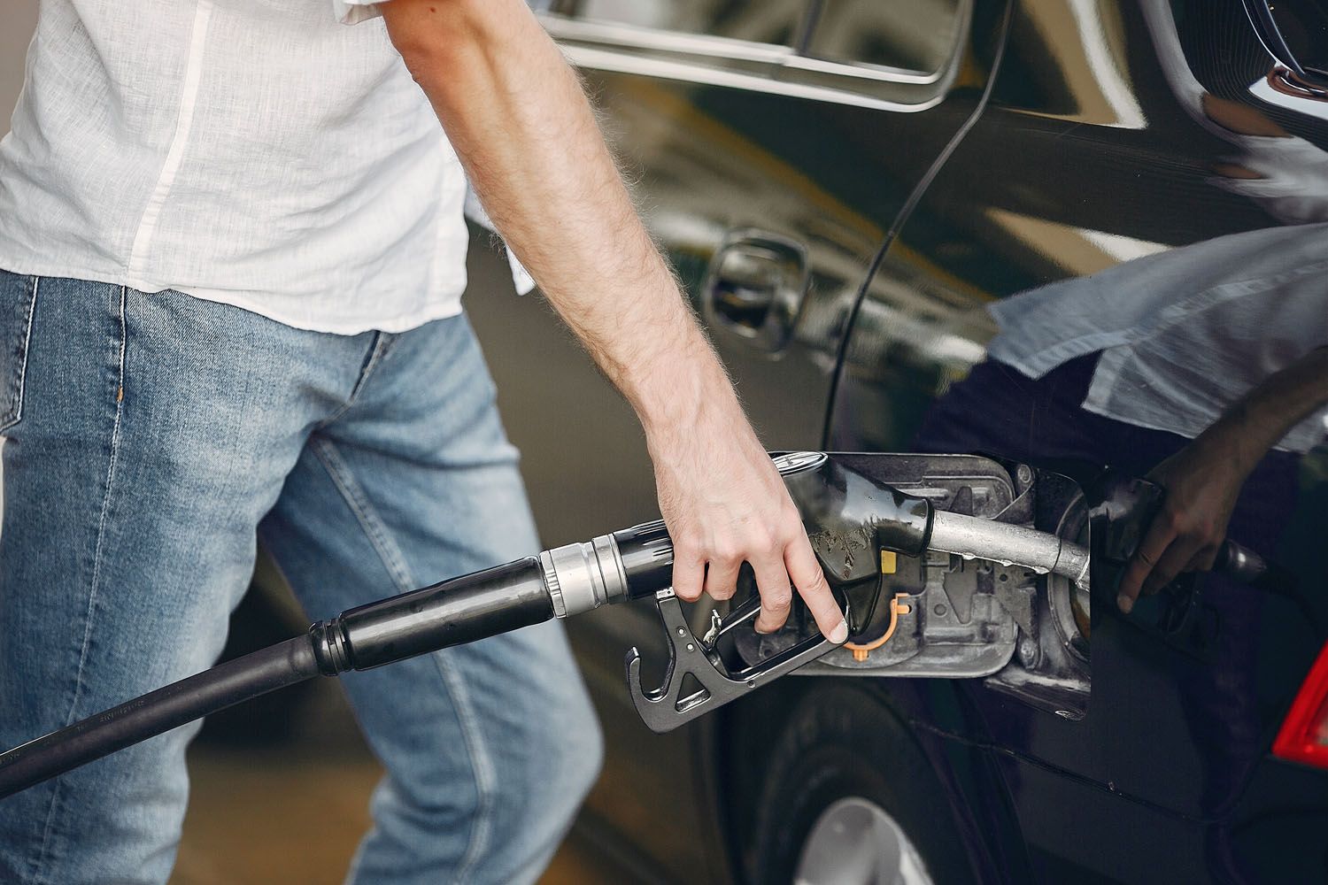 Un hombre reposta gasolina en una estación de servicio / FREEPIK