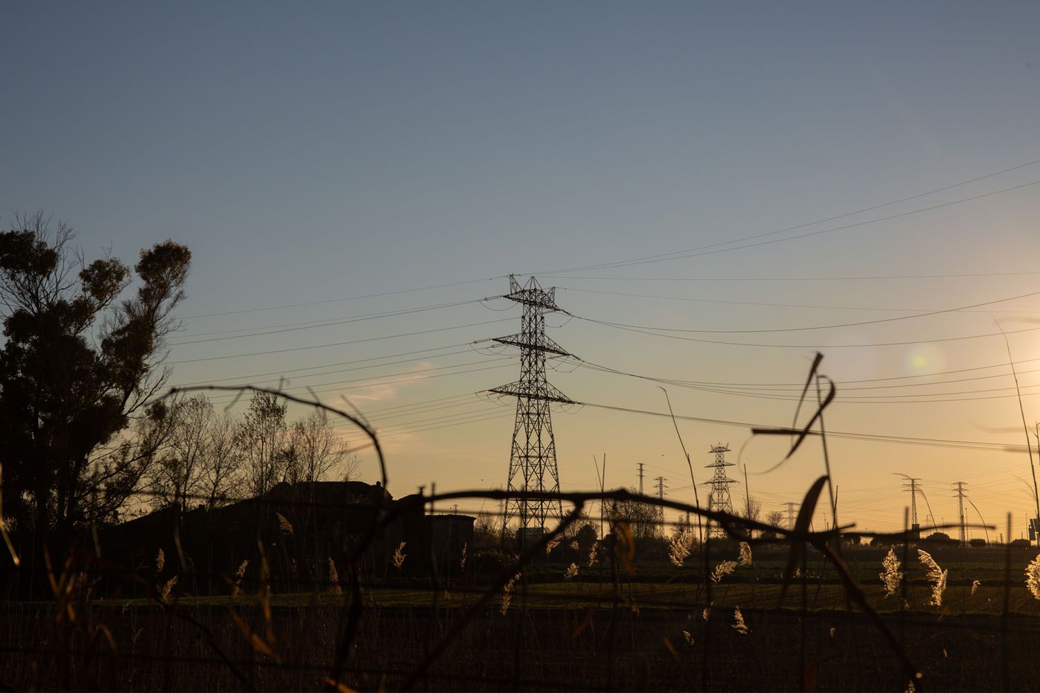 Un poste de electricidad para transportar la luz / EP