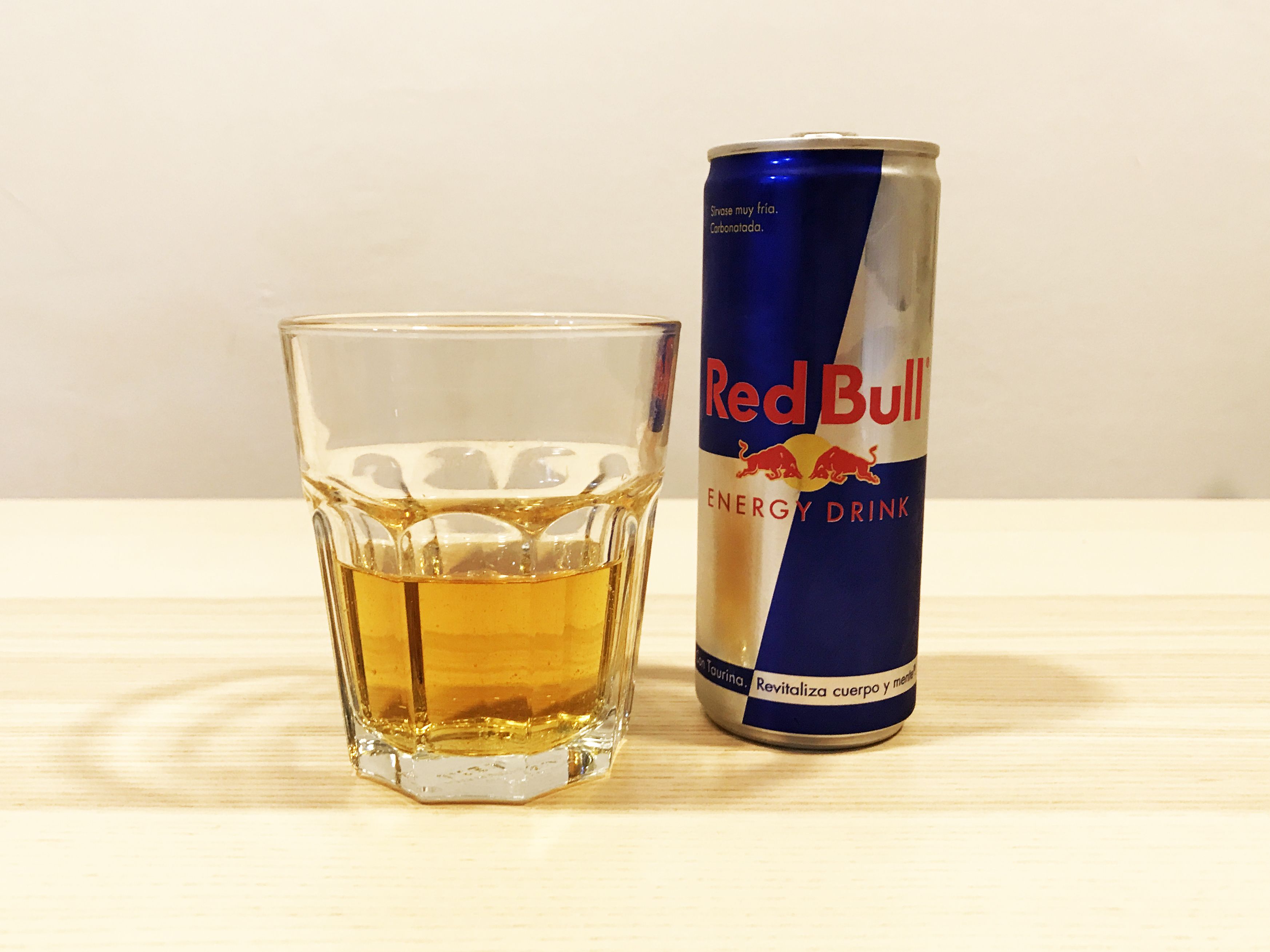 Un vaso y una lata de Red Bull, una de las bebidas energéticas más populares / CG