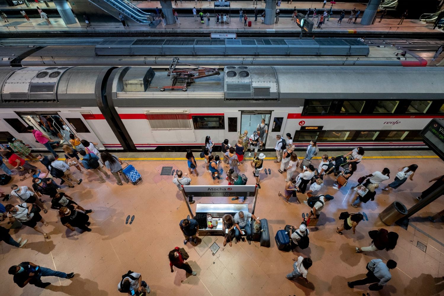 Primer día de trenes gratis sin incidencias / EP