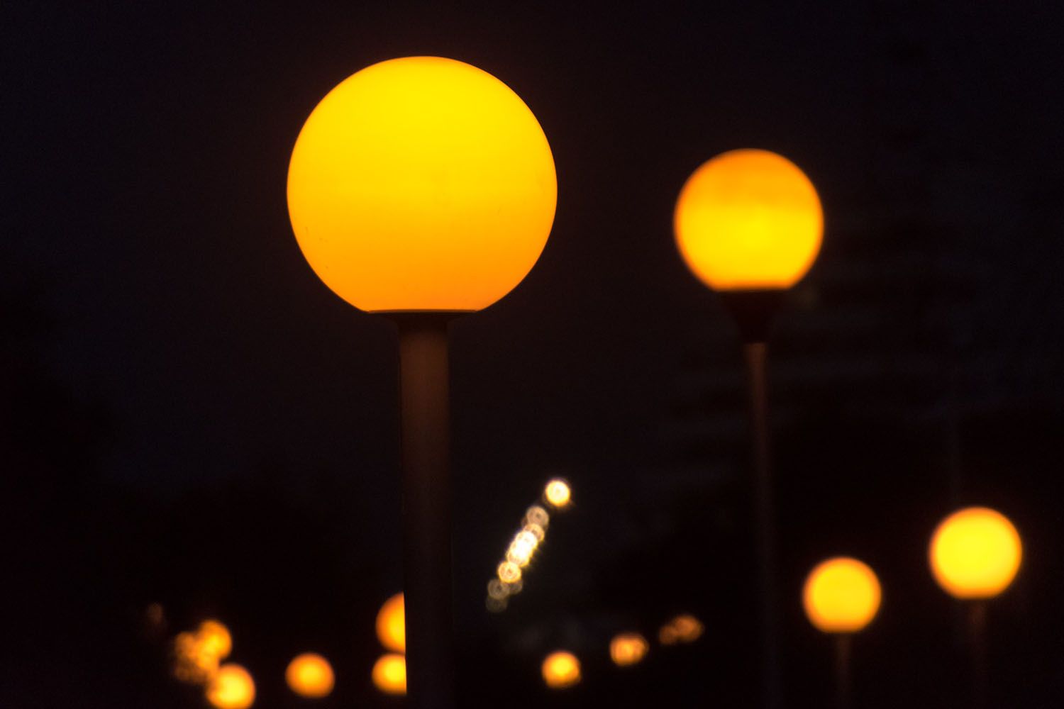 Farolas con la luz encendida / FLICKR