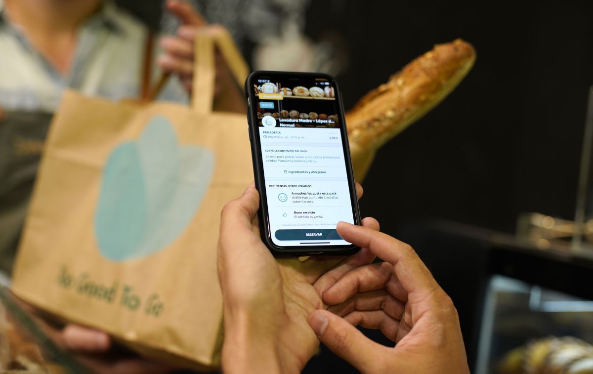 Un usuario usa una app para el aprovechameinto de la comida / TOO GOOD TO GO