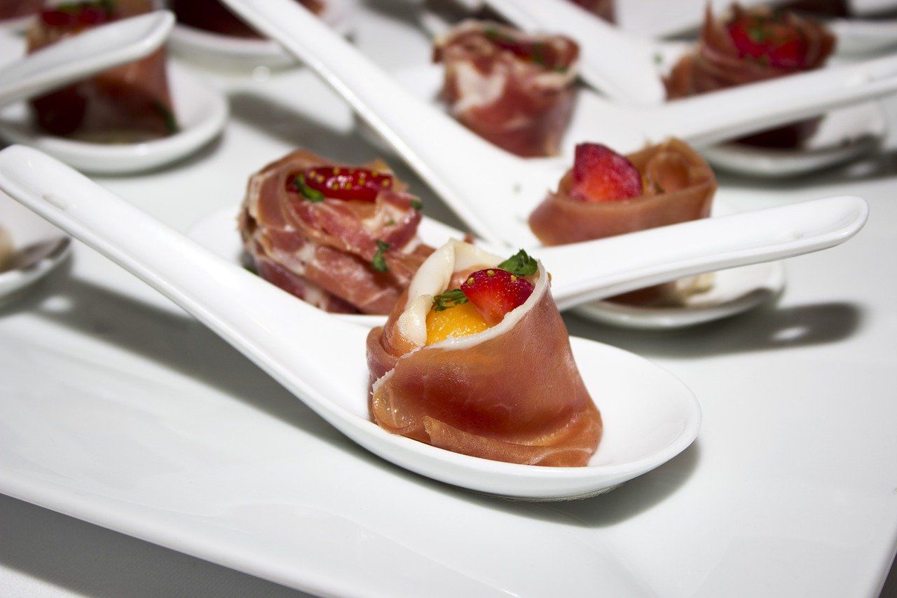 Unos aperitivos con jamón ibérico / PIXABAY