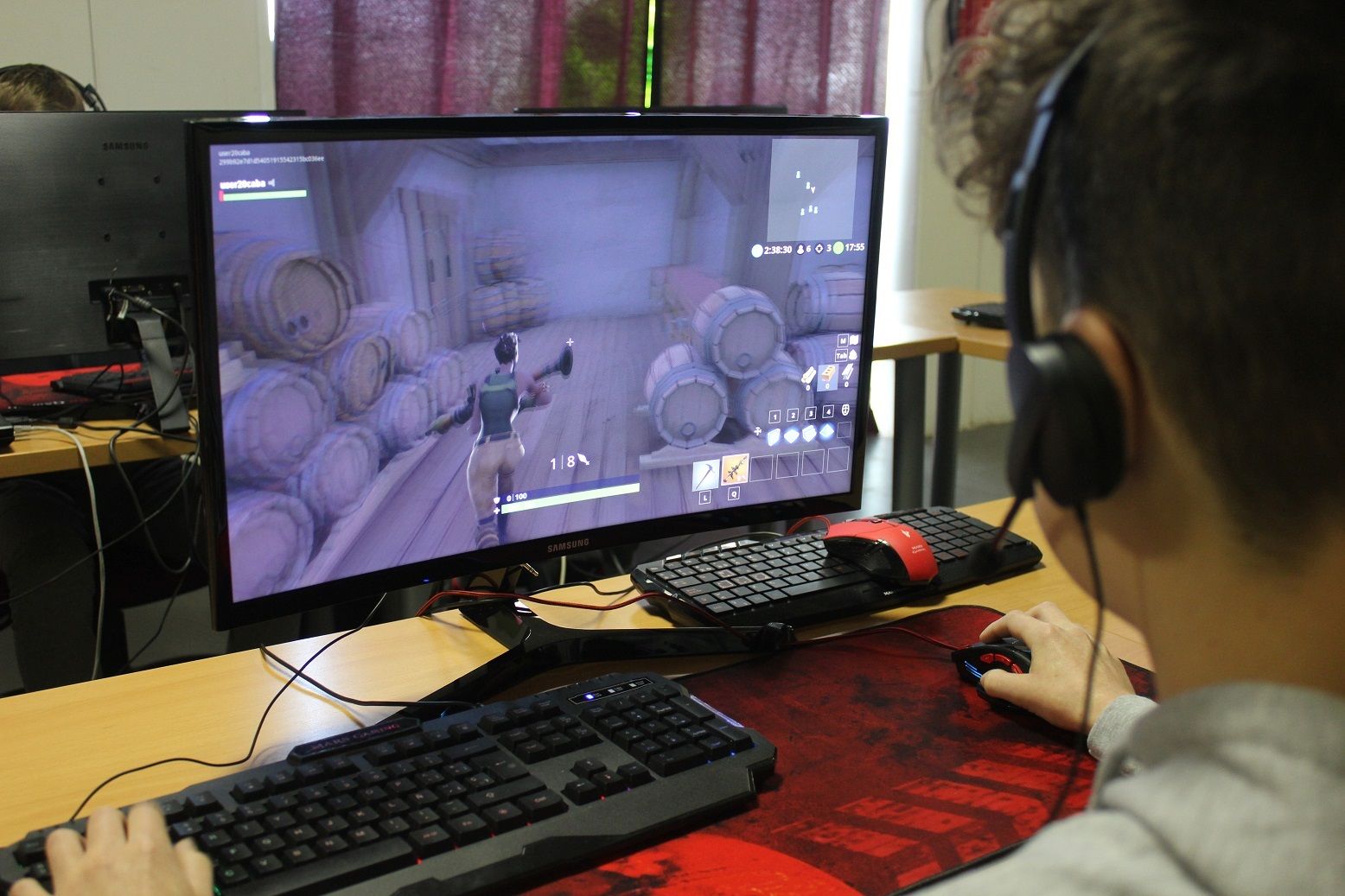 Un joven juega al videojuego 'Fortnite' desde un ordenador / EP