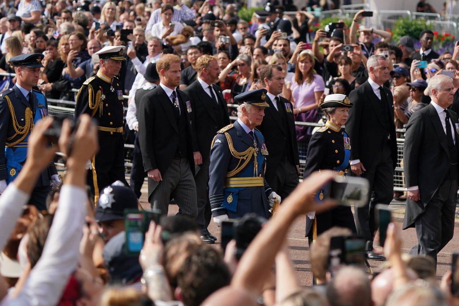 Funeral da Rainha Isabel II faz disparar os preços e vende voos para Londres / PE