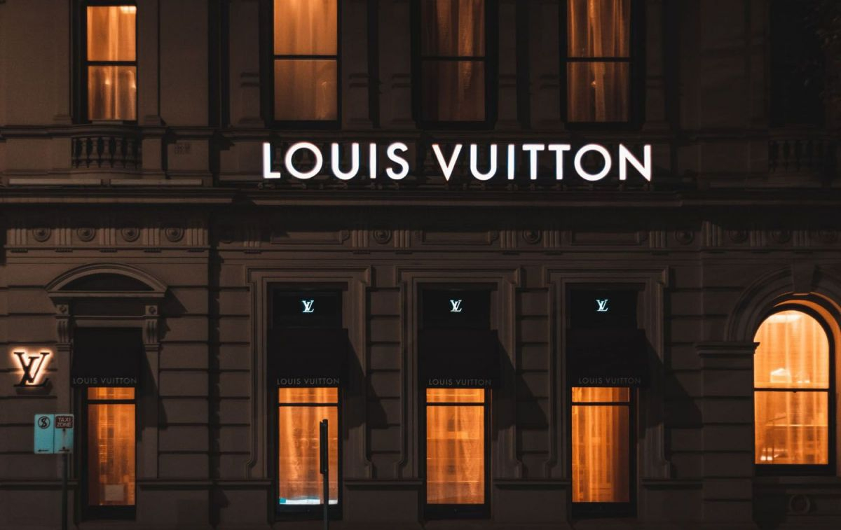 Una tienda de moda Louis Vuitton