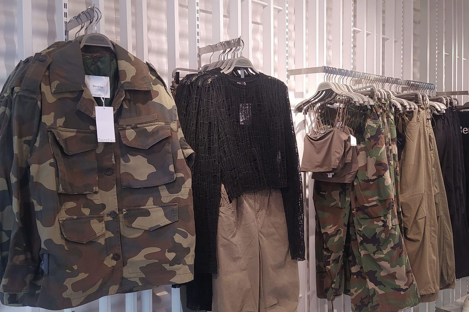 Polémica en Twitter por la ropa de camuflaje que vende Bershka en plena  guerra de Ucrania