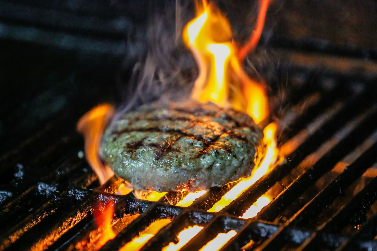 Una hamburguesa a la parrilla / UNSPLASH