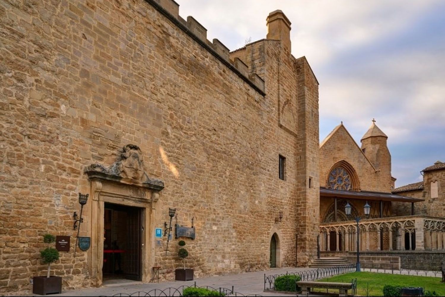 El Parador de Olite en Navarra, uno de los Paradores cerrados por obras / EP