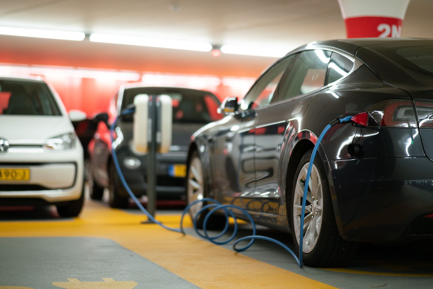 Dos coches eléctricos en un parking / UNSPLASH